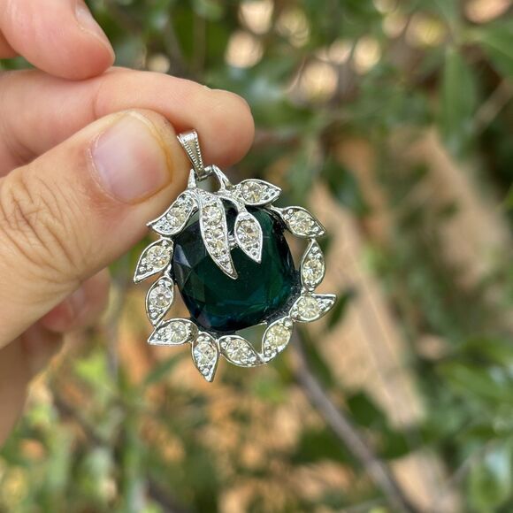 Sarah Coventry Vintage Emerald Green Glass Pendant and Adjustable Ring Set - Picture 5 of 7